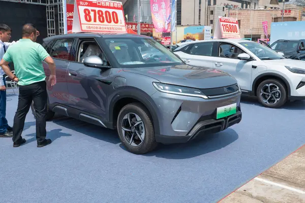 ZHONGSHAN GUANGDONG Çin - 21 Mart 2025: Gri bir BYD Yuan elektrikli araba.