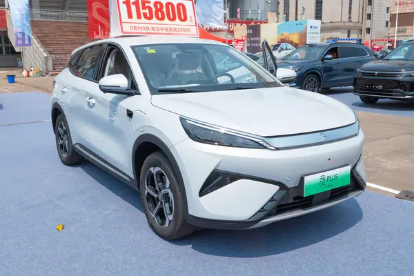 ZHONGSHAN GUANGDONG Çin - 21 Mart 2025: beyaz bir BYD Yuan Artı elektrikli araba.
