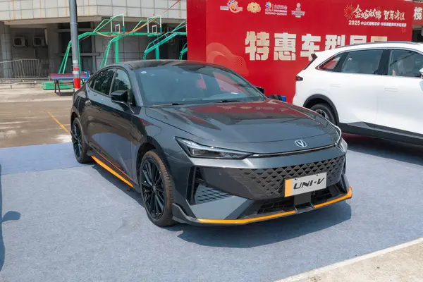 ZHONGSHAN GUANGDONG Çin - 21 Mart 2025: gri Changan UNI-V.