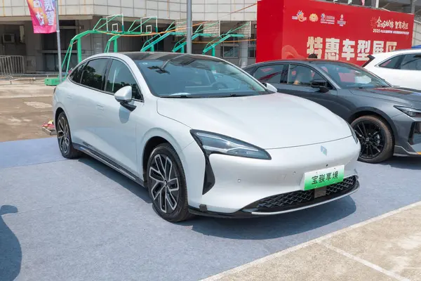 ZHONGSHAN GUANGDONG Çin - 21 Mart 2025: beyaz bir BaoJun XiangJing arabası.