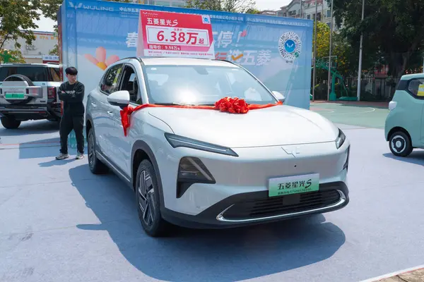 ZHONGSHAN GUANGDONG Çin - 21 Mart 2025: beyaz bir WuLing XingGuang 'ın arabası.