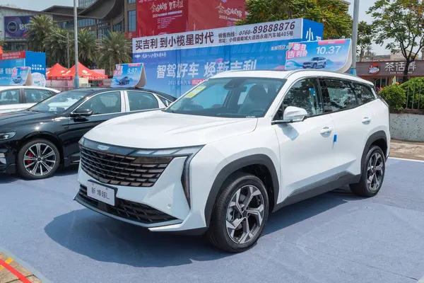 ZHONGSHAN GUANGDONG Çin - 21 Mart 2025: beyaz bir Geely Boyue arabası.