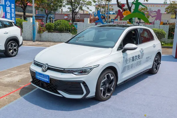 ZHONGSHAN GUANGDONG Çin - 21 Mart 2025: beyaz bir VW Golf arabası.