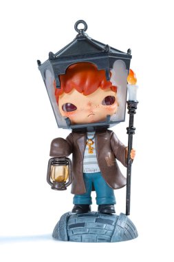 ZhongShan GuangDong Çin - 21 Mart 2025: Pop Mart koleksiyon rakamları beyaz arka planda.