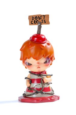 ZhongShan GuangDong Çin - 21 Mart 2025: Pop Mart koleksiyon rakamları beyaz arka planda.