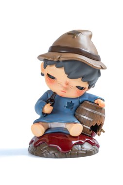 ZhongShan GuangDong Çin - 21 Mart 2025: Pop Mart koleksiyon rakamları beyaz arka planda.