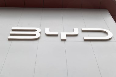 ZHONGSHAN GUANGDONG Çin - 6 Nisan 2025: BYD logosu.