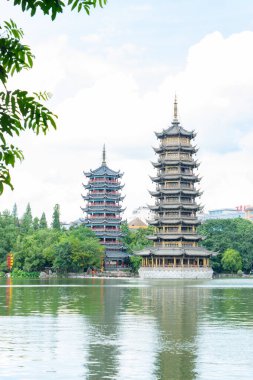 ZHONGSHAN Çin - 14 Temmuz 2024: Guilin 'deki Güneş ve Ay İkizi Pagoda dikey kompozisyonda.