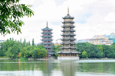 ZHONGSHAN Çin - 14 Temmuz 2024: Guilin 'deki Güneş ve Ay İkizi Pagoda yatay kompozisyonda.