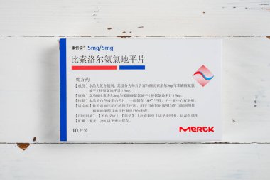 ZHONGSHAN GUANGDONG Çin - 31 Mart 2025: Bisoprolol Fumarate ve Amlodipine Besilate Tabletlerinin Çince versiyonu.