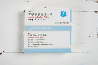 ZHONGSHAN GUANGDONG Çin - 31 Mart 2025: iki kutu Amlodipine Besilate Tableti.