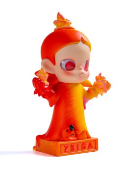 ZhongShan GuangDong Çin - 21 Mart 2025: Pop Mart koleksiyon rakamları beyaz arka planda.