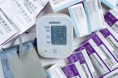 ZHONGSHAN GUANGDONG Çin-31 Mart 2025: tansiyon monitörü ve Bisoprolol Fumarate ve Amlodipine Besilate Tabletleri ve Allisartan Isoproxil Tabletleri ve Bisoprolol Fumarate Tabletleri.