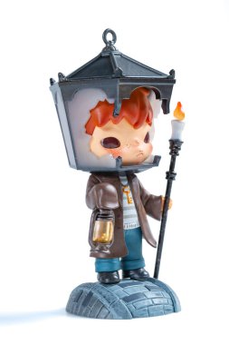 ZhongShan GuangDong Çin - 21 Mart 2025: Pop Mart koleksiyon rakamları beyaz arka planda.