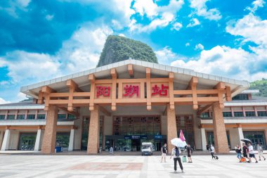 YangShuo GUANGXI Çin-11 Temmuz 2024: YangShuo Yüksek Hız Tren İstasyonu.