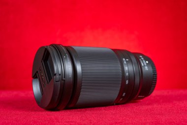ZHONGSHAN GUANGDONG Çin-16 Aralık 2024: Nikon Z dağlık NiKOR Z 28-400 mm lens.