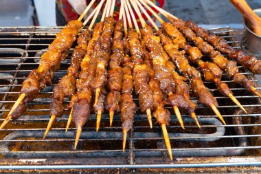 Yatay kompozisyonda ızgara kuzu şiş.