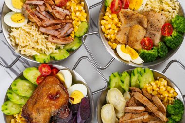 Üst görünüm sağlıklı yemek ve farklı bileşenler yatay bileşim