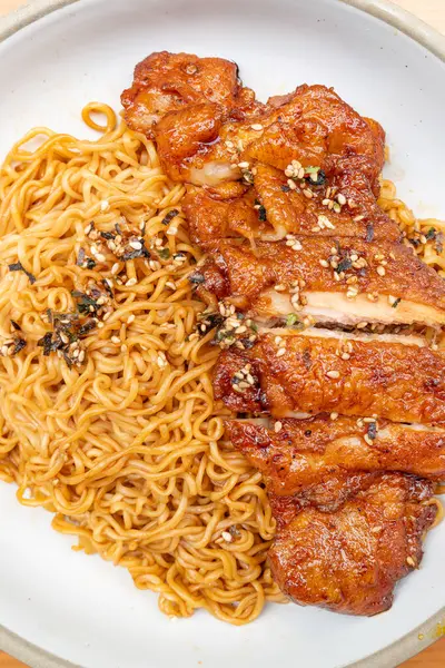 Lo Mein 'li teriyaki tavuğu mu yoksa dikey kompozisyonda erişte mi?