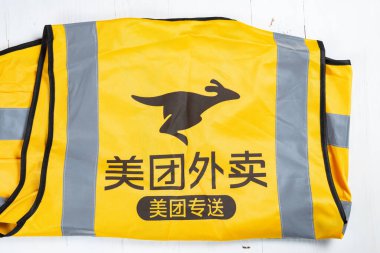 Zhongshan, Çin-25 Nisan 2025: Yatay kompozisyonda MeiTuan üniformalı yeleği.
