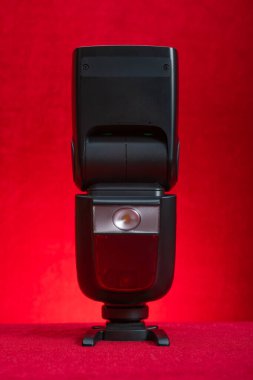 vetikal kompozisyonda kırmızı üzerine elektrik feneri