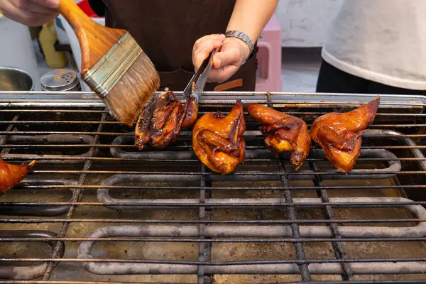 Yatay kompozisyonda kızarmış güvercin yapmak
