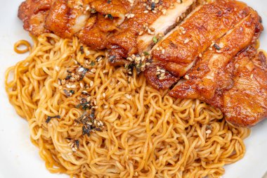 Lo Mein 'li teriyaki tavuğu mu yoksa yatay kompozisyonda erişte mi?