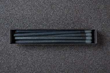 Üst görünüm siyah arkaplandaki siyah kibrit kutusu