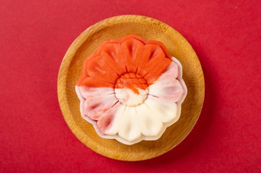 Üst manzara çiçek şekli beyaz ve kırmızı ay pastası kırmızıda