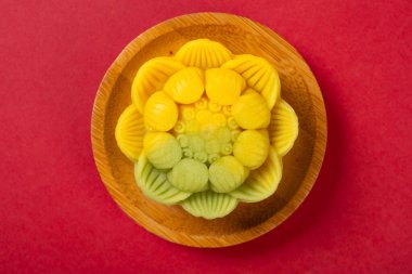 En üstteki çiçek biçimli kırmızı ay pastası