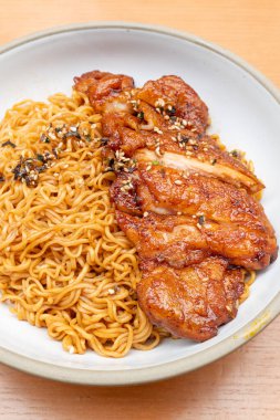 Lo Mein 'li teriyaki tavuğu mu yoksa dikey kompozisyonda erişte mi?