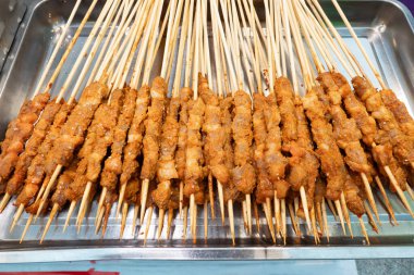 Yatay kompozisyonda ızgara kuzu şiş.