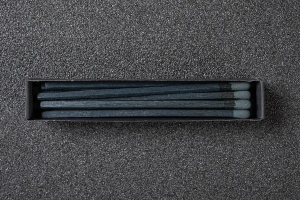 Üst görünüm siyah arkaplandaki siyah kibrit kutusu