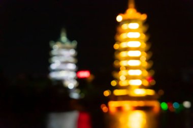 ZHONGSHAN Çin - 13 Temmuz 2024: Guilin 'deki Güneş ve Ay İkizi Pagoda' nın yatay kompozisyonu.