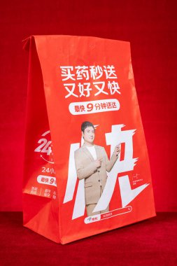 Zhongshan, Çin-25 Nisan 2025: Dikey kompozisyonda JD ilaç çantası.