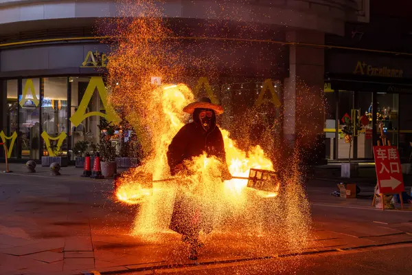 Zhongshan; Çin-13 Nisan 2025: Demir Çiçek Şovu.