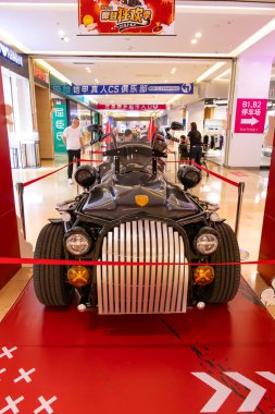 ZhongShan GuangDong Çin - 18 Mayıs 2025: Roadever LD1800ZD adlı üç tekerlekli ağır bir motosiklet.