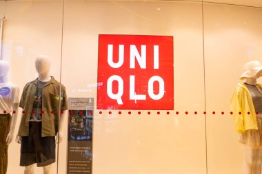 ZHONGSHAN GUANGDONG Çin - 18 Mayıs 2025: vitrinde büyük UNI QLO logosu.