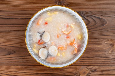 Üst manzara taze karides ve istiridye lapası yatay kompozisyonda