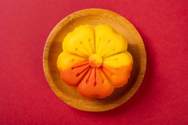 En üstteki çiçek şeklindeki turuncu ay pastası kırmızıda