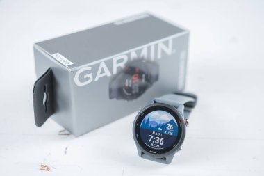 ZhongShan Çin-20 Mayıs 2025: Garmin Forerunner 255 yatay kompozisyonda beyaz üzerine spor izleme.