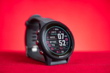 ZhongShan Çin-20 Mayıs 2025: Garmin Forerunner 255 kırmızı üzerine yatay kompozisyon..
