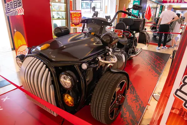 ZhongShan GuangDong Çin - 18 Mayıs 2025: Roadever LD1800ZD adlı üç tekerlekli ağır bir motosiklet.