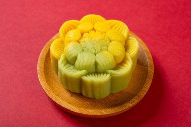 Açı görüşü çiçek şekli pembe ve yeşil ay pastası kırmızıda