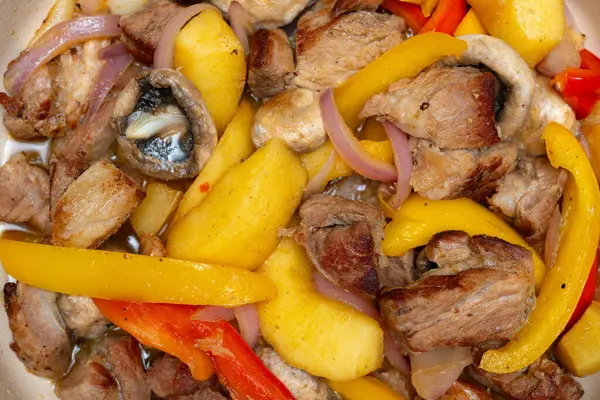 Mantarlı, elmalı ve biberli ev yapımı domuz eti.