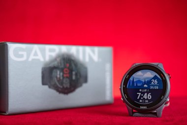 ZhongShan Çin-20 Mayıs 2025: Garmin Forerunner 255 kırmızı üzerine yatay kompozisyon..