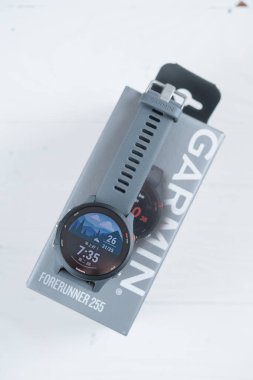 ZhongShan Çin-20 Mayıs 2025: Garmin Forerunner 255 dikey kompozisyonda beyazı izliyor.