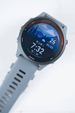 ZhongShan Çin-20 Mayıs 2025: Garmin Forerunner 255 dikey kompozisyonda beyazı izliyor.