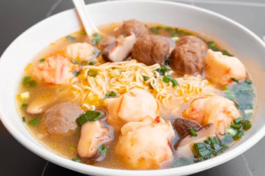 Açılı görüş kasesi ChaoZhou sığır eti sakatatı ve çeşitli deniz ürünleri bileşenleri yatay bileşimlerde.