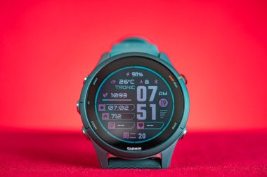 ZhongShan Çin-20 Mayıs 2025: Garmin Forerunner 255 kırmızı üzerine yatay kompozisyon..